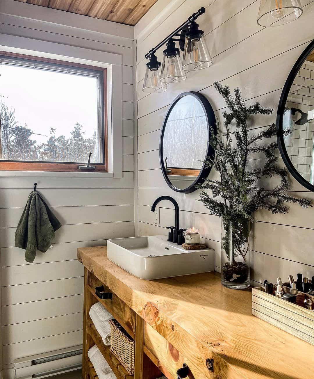 Shiplap walls capture the essence of farmhouse ⁢bathrooms