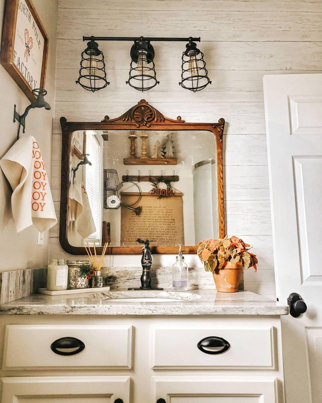 Antique mirrors reflect⁣ timeless elegance in farmhouse bathrooms