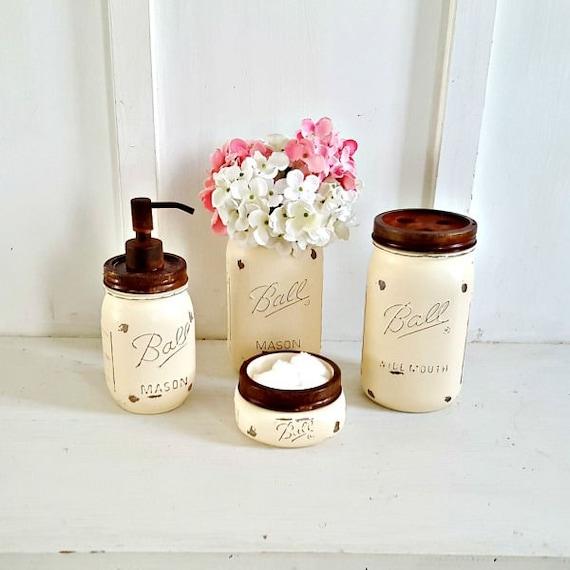 Mason ‌jar accents⁣ bring a⁣ whimsical touch to farmhouse⁢ bathrooms