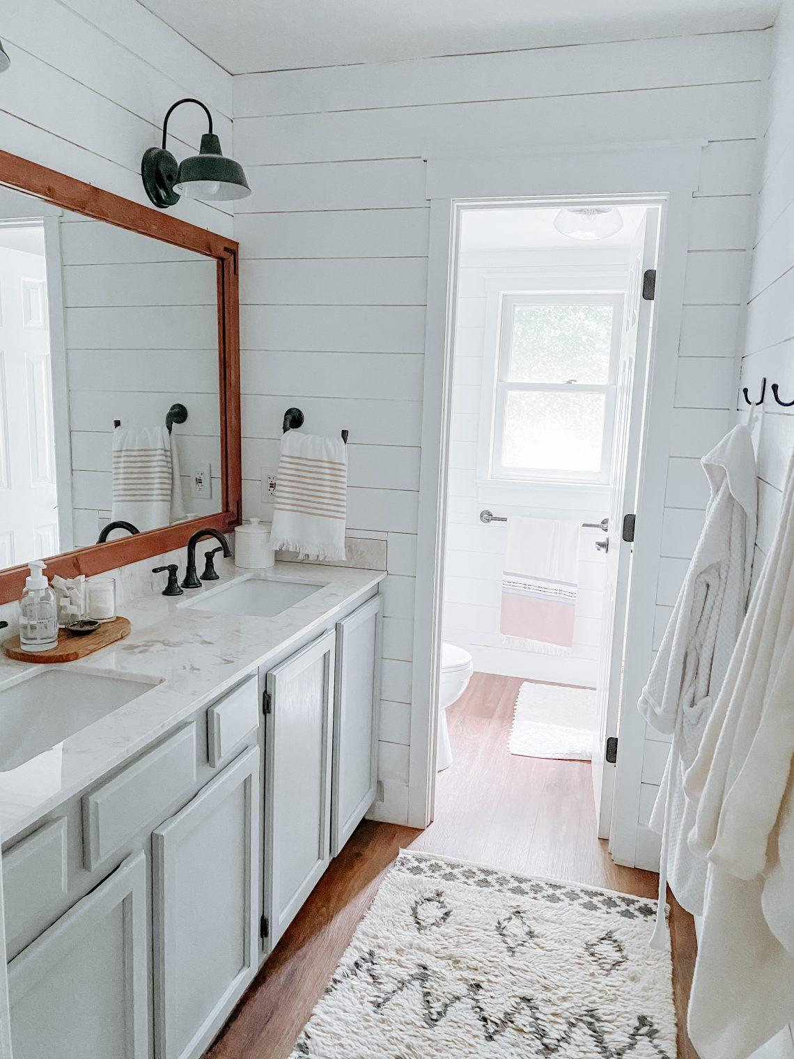 Bright‍ white⁣ palettes‌ bring lightness⁣ to Farmhouse Bathrooms