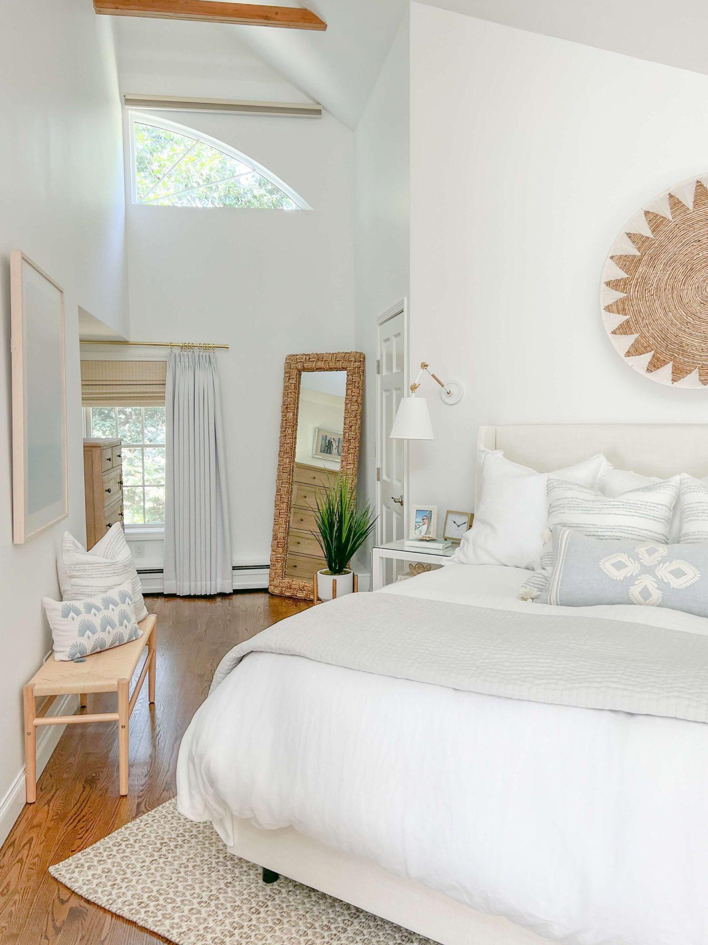 Coastal Bedroom: Bring the beach indoors with ‍light ⁢colors ⁤and ‍nautical accents