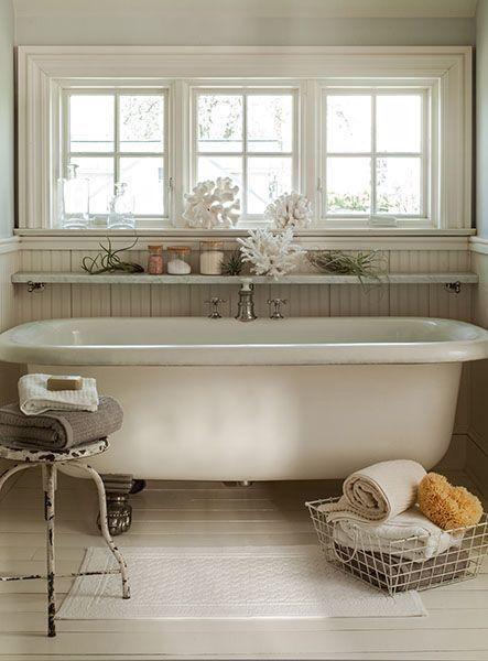 Vintage clawfoot tubs⁢ create a focal point ⁣in farmhouse bathrooms