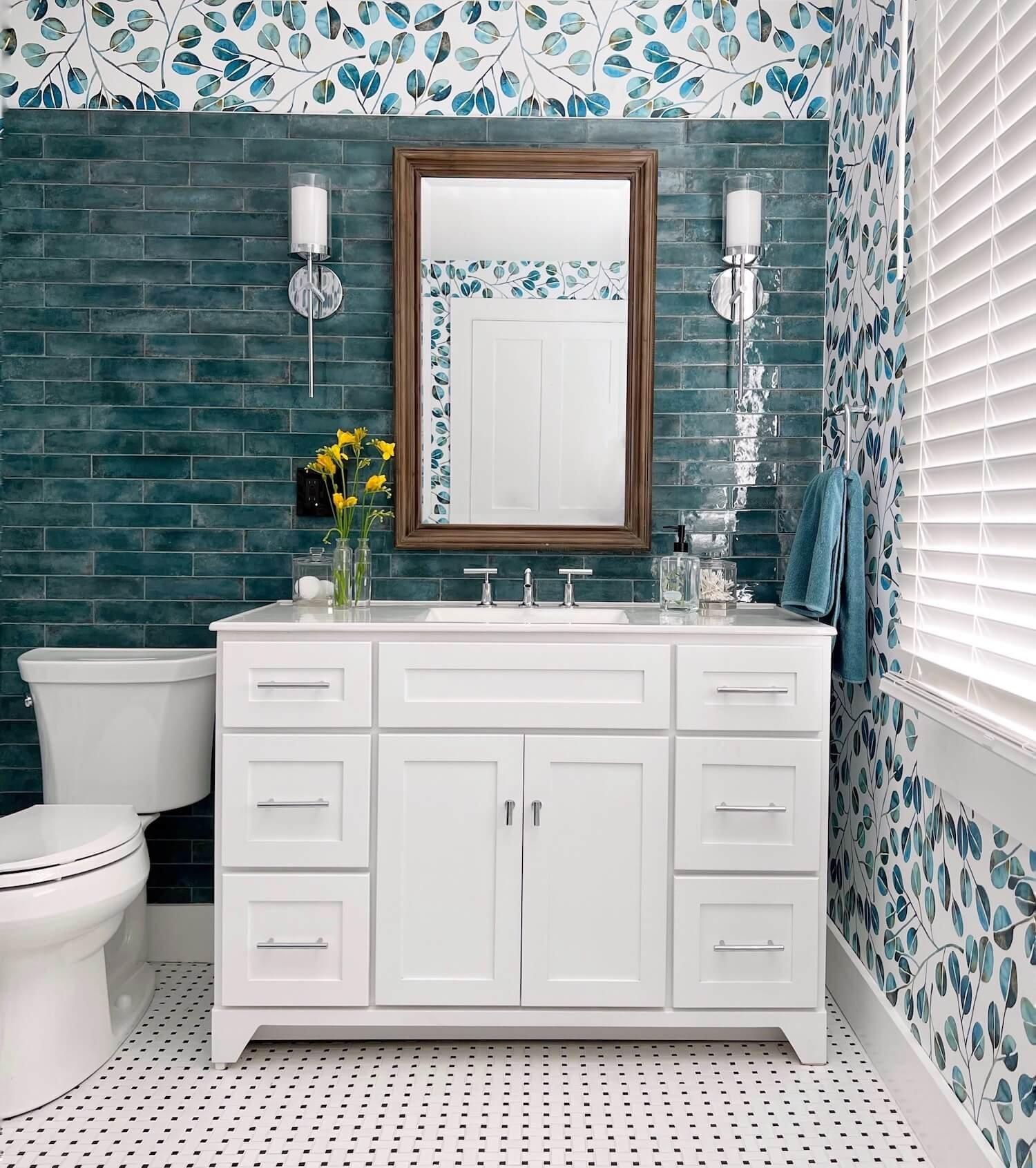 Mix‌ patterns with textiles for a⁤ vibrant farmhouse bathroom