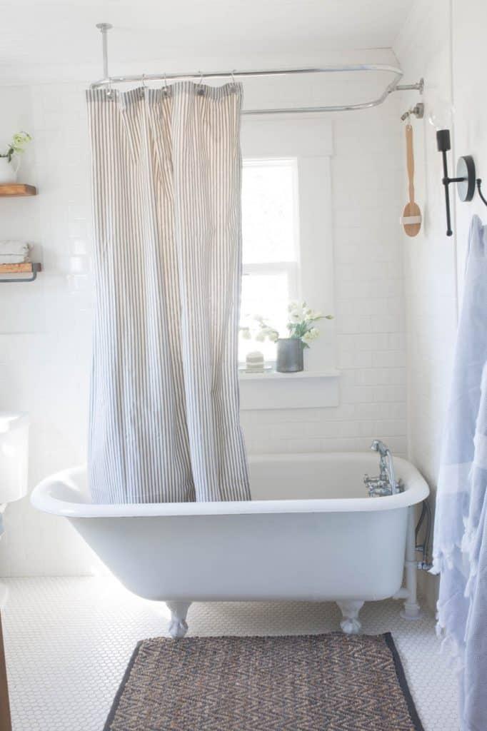 Vintage clawfoot​ tubs⁢ bring timeless ‌elegance to farmhouse⁤ bathrooms