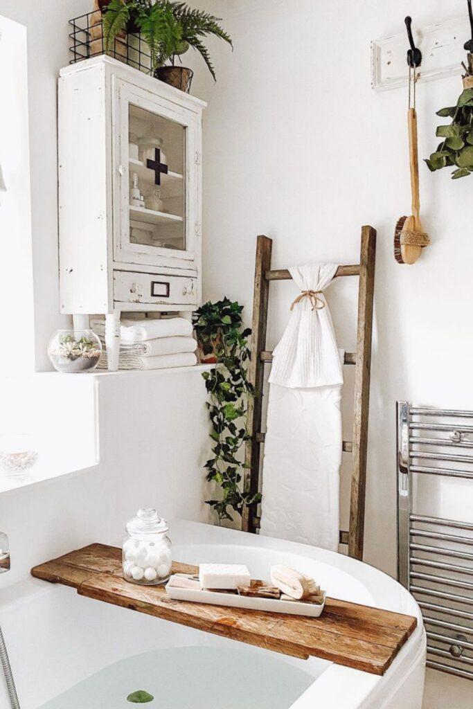 Natural light brightens up cozy⁤ farmhouse ‌bathrooms