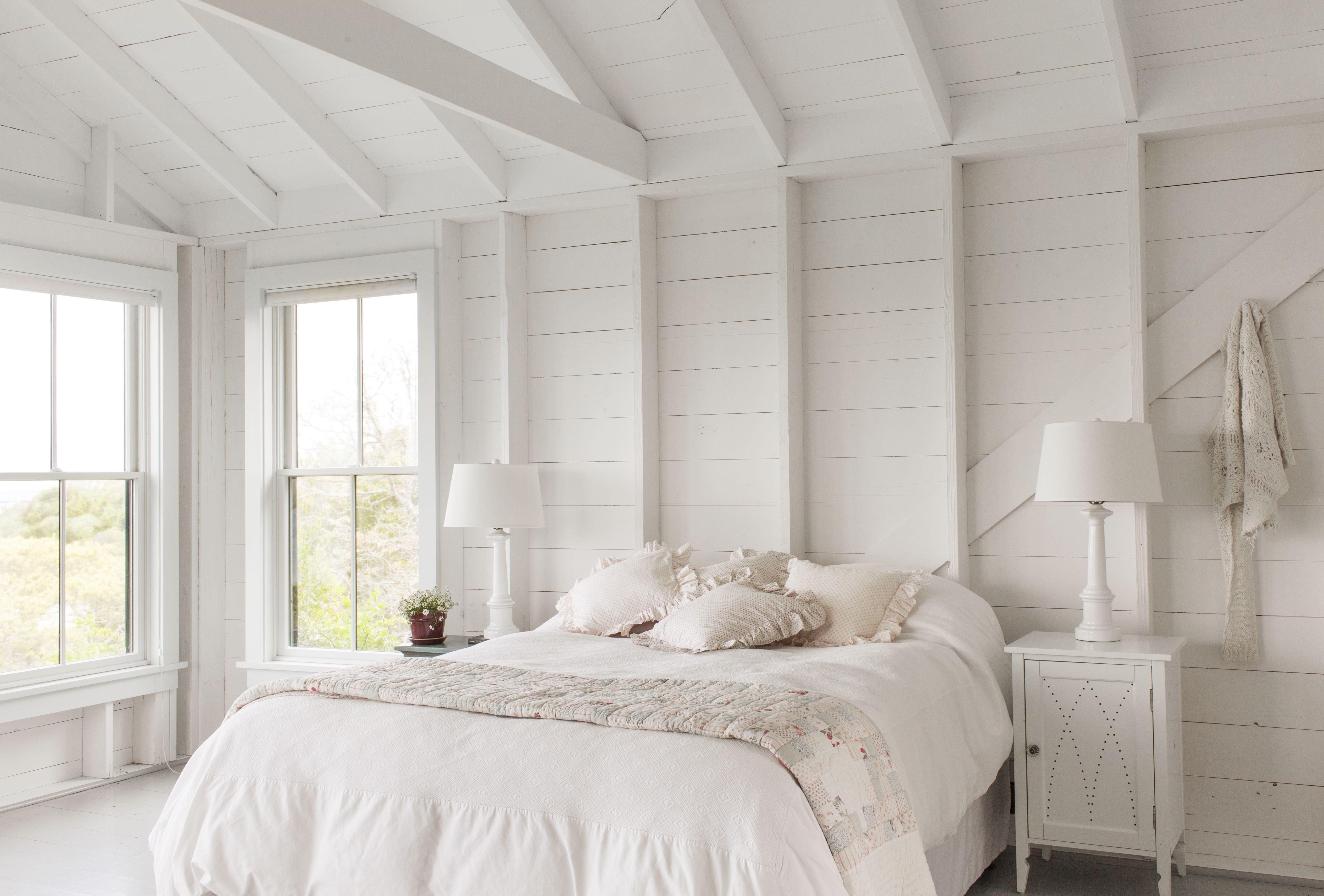 Monochromatic Bedroom: Explore depth by varying shades within ‍a⁤ single color scheme