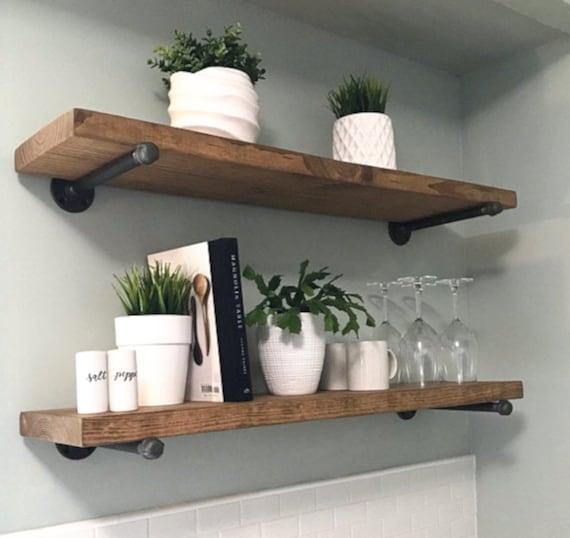 Reclaimed wood shelves provide practical storage‌ for farmhouse ⁤bathrooms