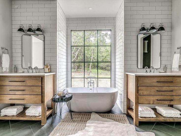 Bathtub nooks provide⁢ relaxation in inviting Farmhouse⁢ Bathrooms