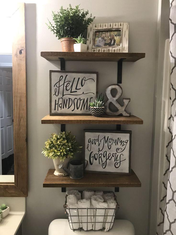 Open shelving ⁣showcases ⁤decor⁤ in farmhouse ⁤bathrooms