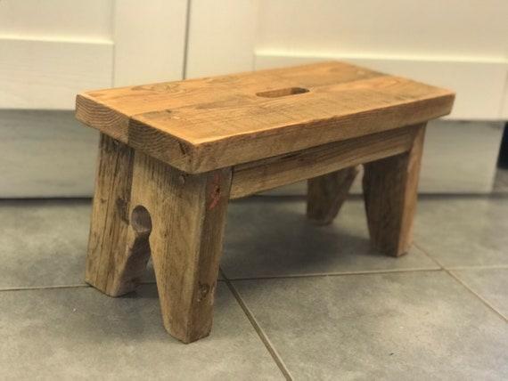 Wooden step stools ‌provide practicality in farmhouse ​bathrooms