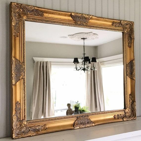 Hang a ⁣vintage mirror ​to enhance farmhouse bathrooms character