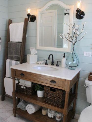 Vintage ladders add⁣ rustic charm in farmhouse bathrooms