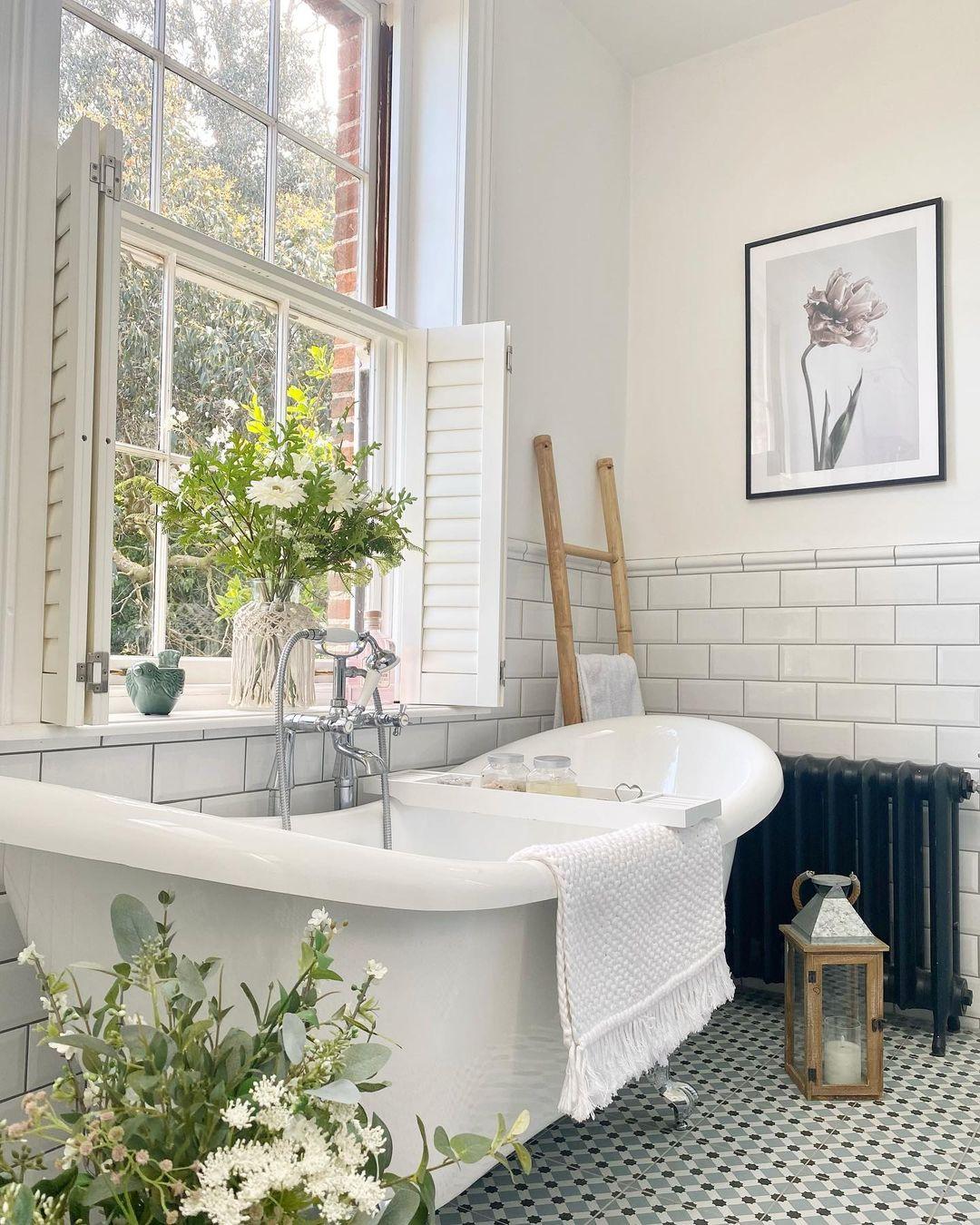 Mix-and-match flooring ⁣materials for visual interest in your‍ eclectic ‍bathroom