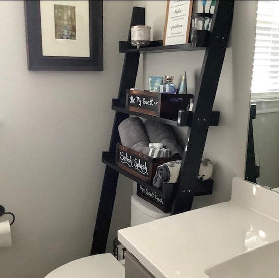 Integrate a ladder ⁣shelf for additional decor⁢ in farmhouse bathrooms