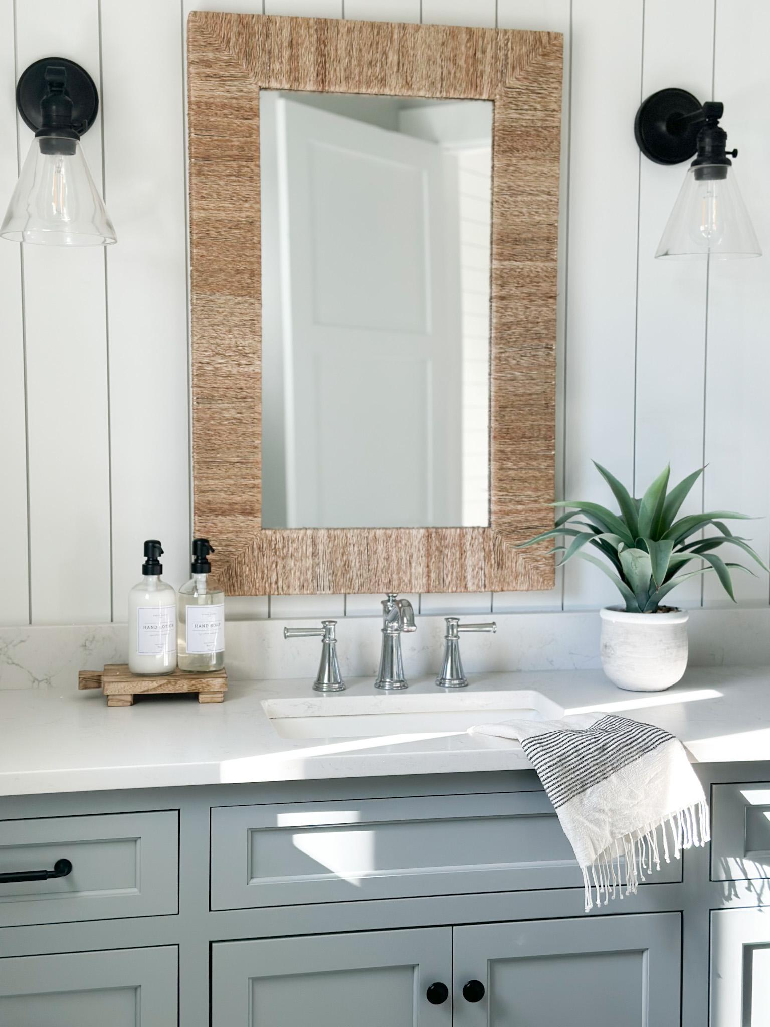 Implement ‌a coastal touch with blues⁢ and whites in farmhouse‍ bathrooms