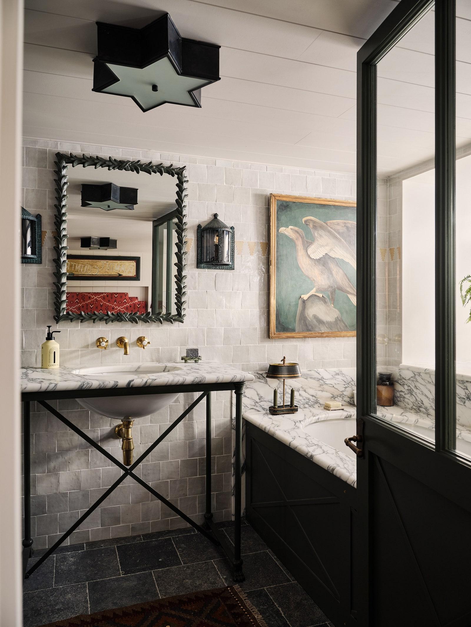 Create a ​spa-like ⁤retreat with soothing lighting in farmhouse bathrooms