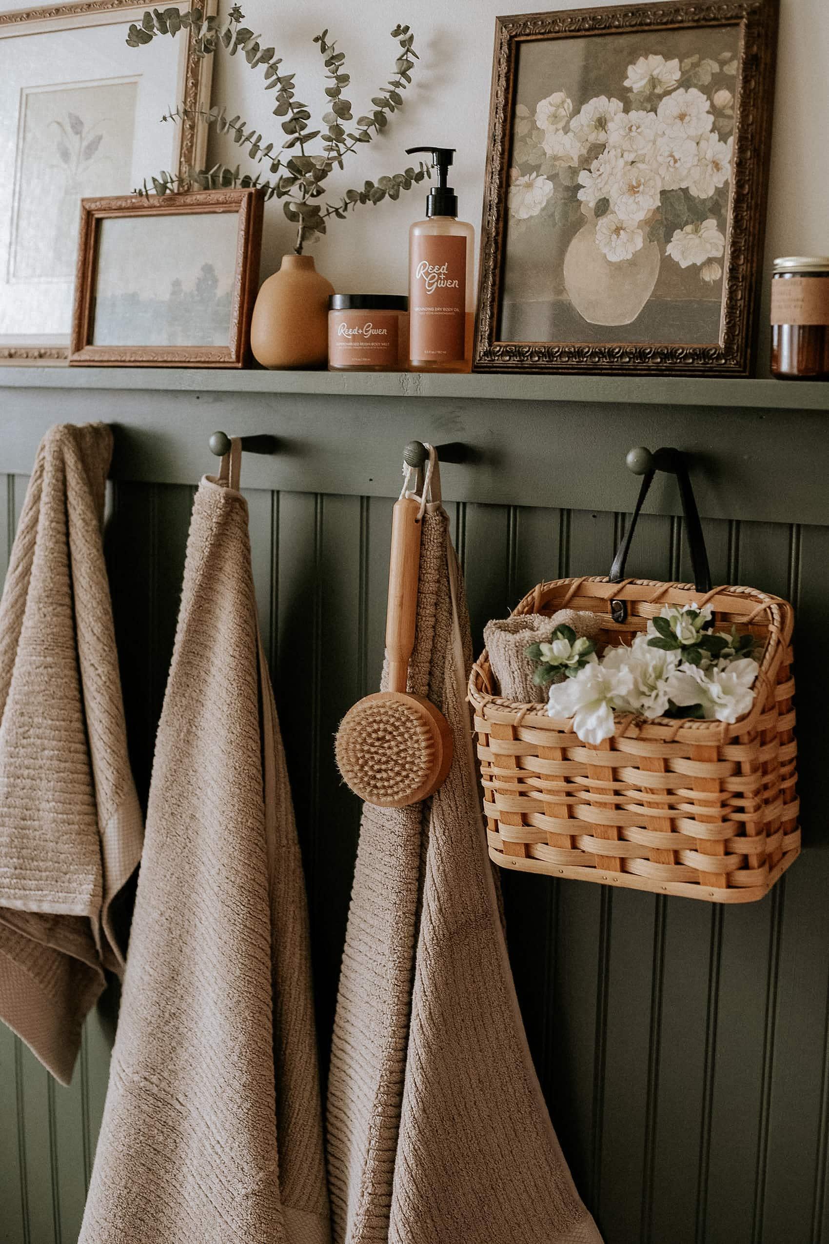 Use vintage textiles for towels ​in‍ farmhouse bathrooms decor