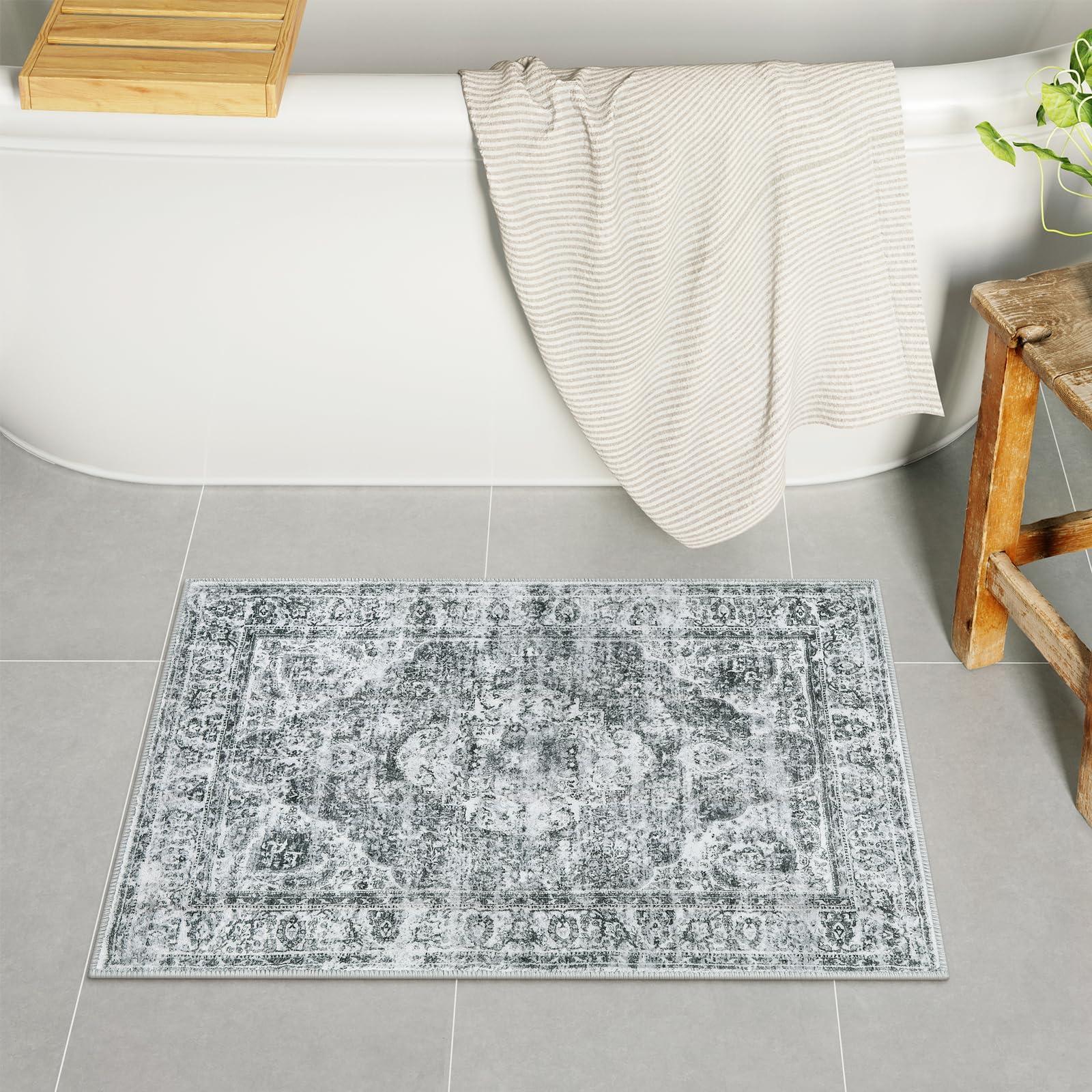 Cozy ⁢rugs invite‌ warmth‌ into farmhouse bathrooms