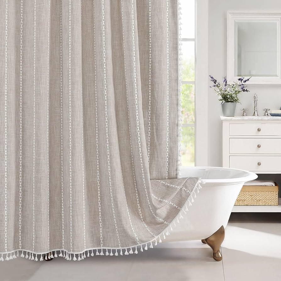 Use farmhouse-inspired textiles for cozy‍ accents in farmhouse bathrooms