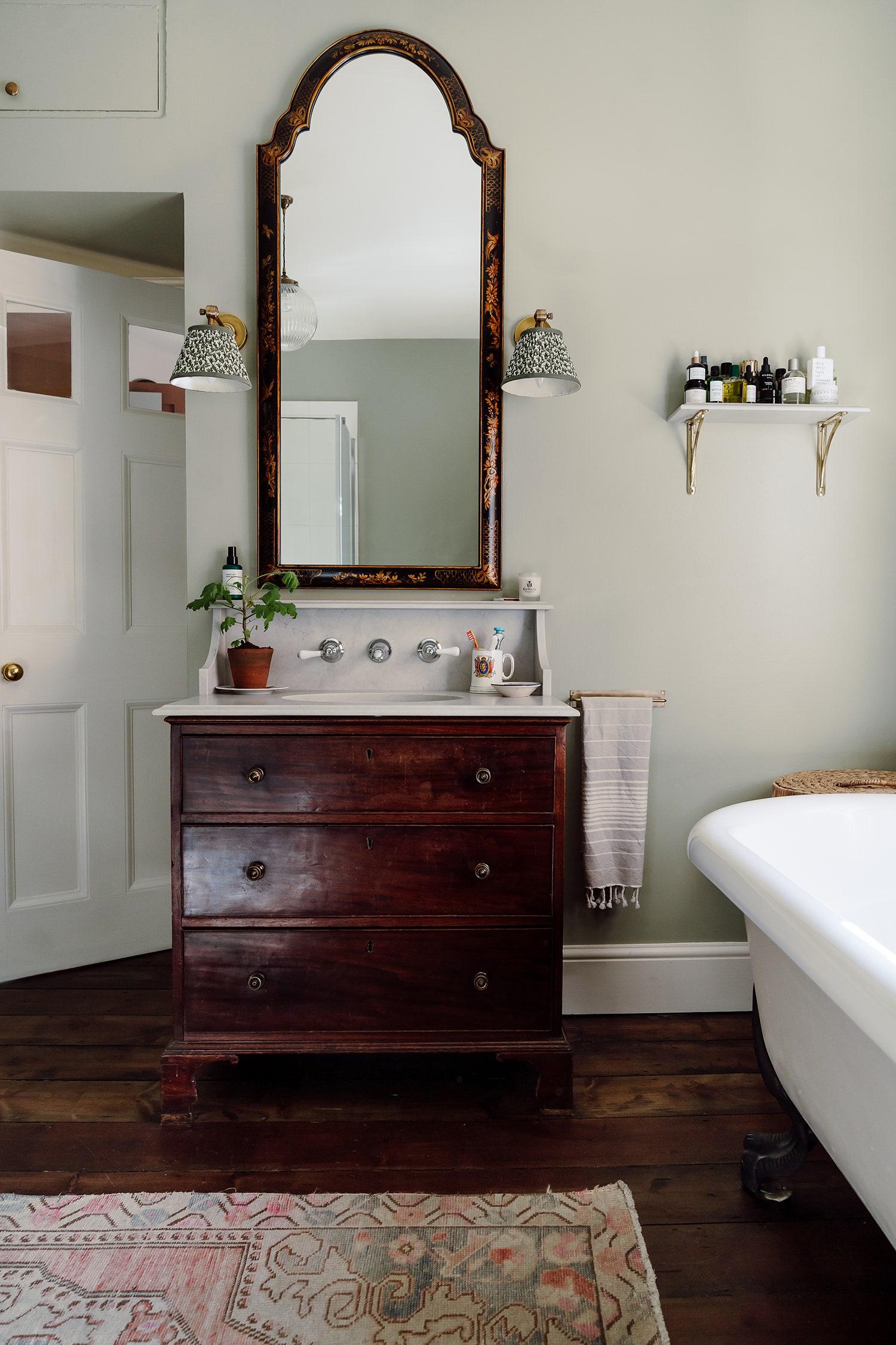 Vintage furniture pieces as‌ functional accents in your‌ eclectic⁢ bathroom