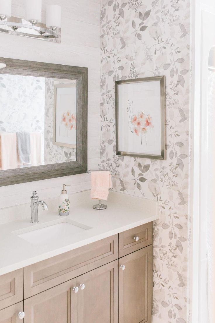 Floral wallpapers⁢ provide a fresh look in farmhouse bathrooms