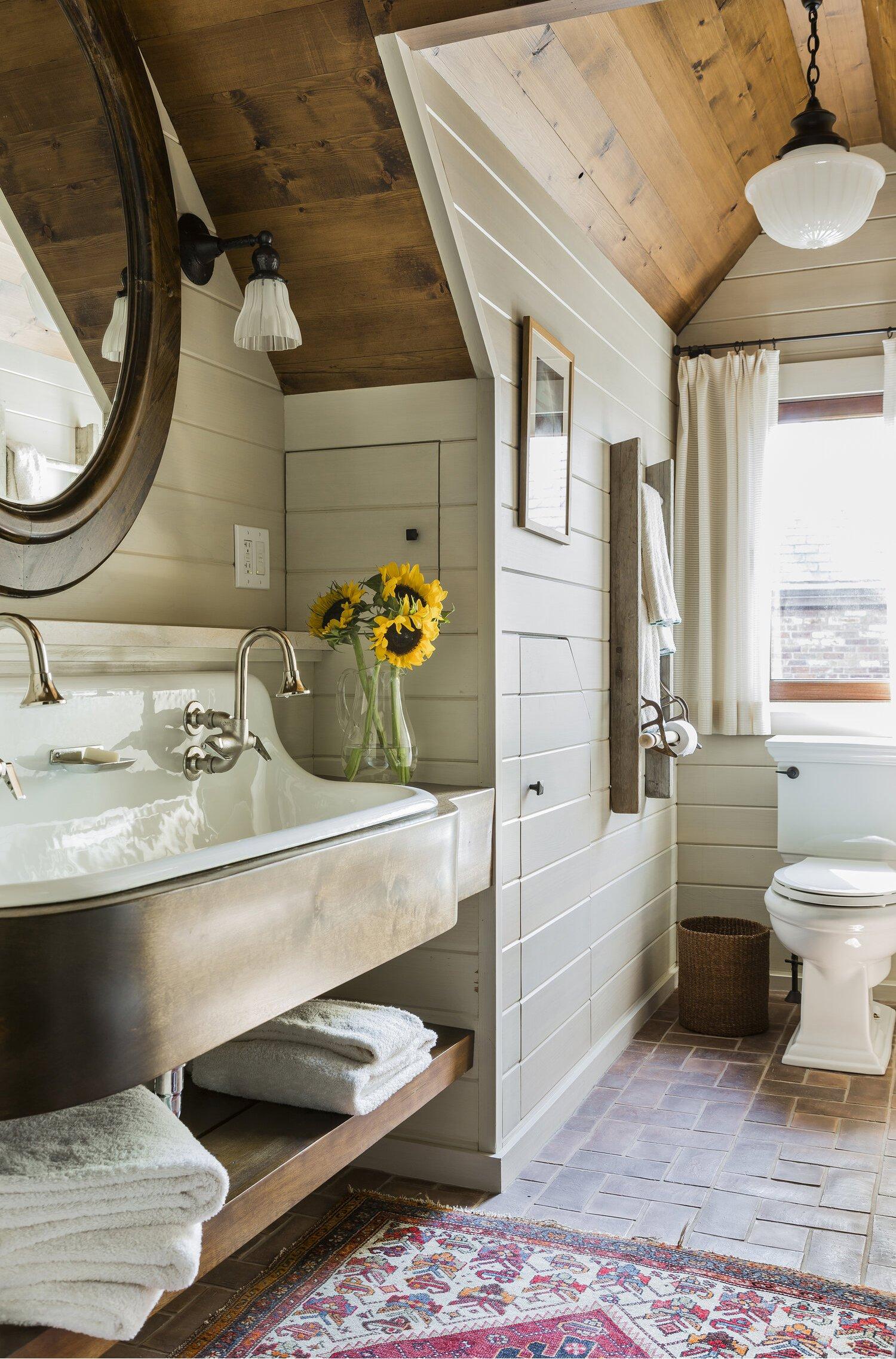 Integrate a cozy reading nook in ⁣spacious farmhouse ‌bathrooms