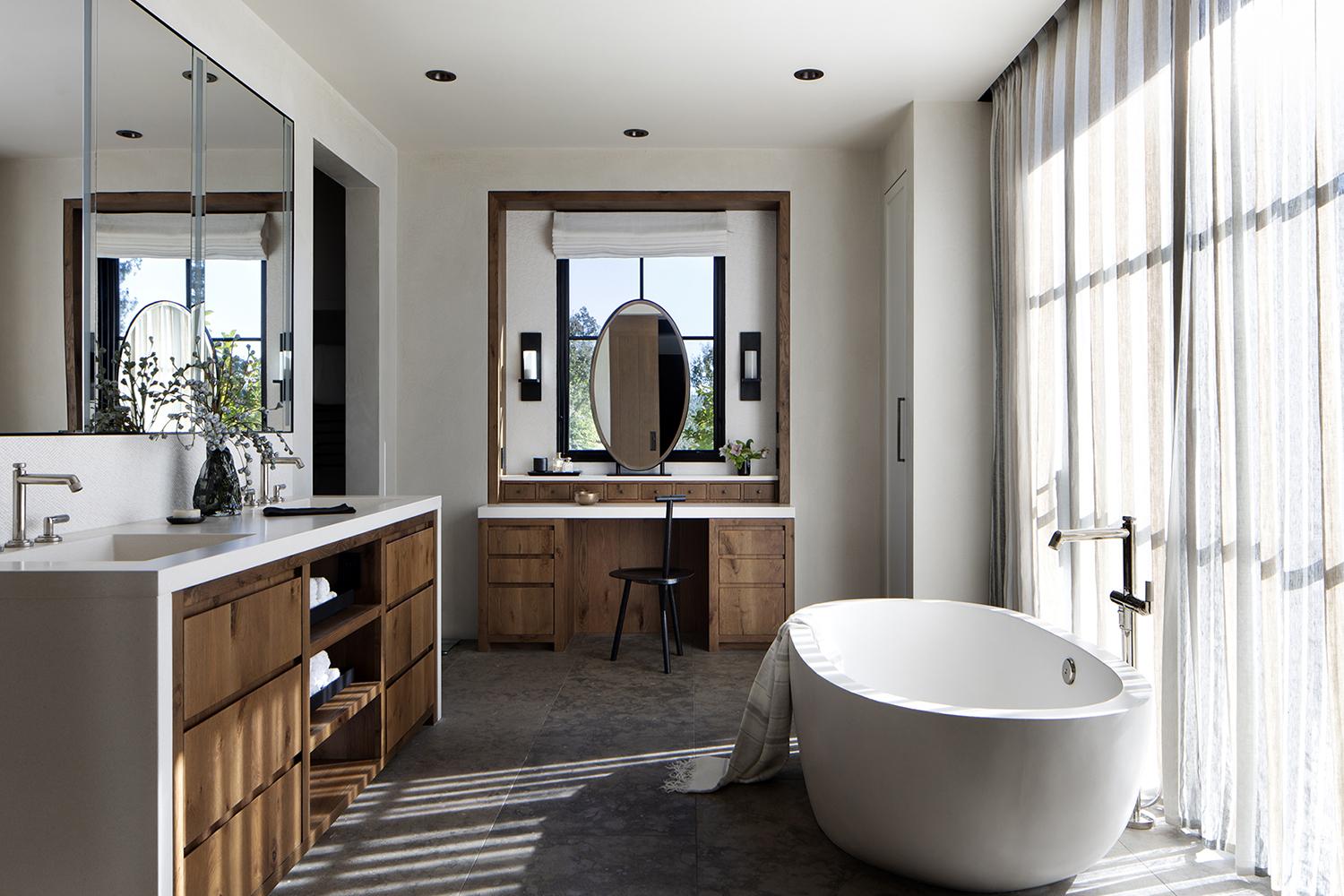 Choose a freestanding tub for‌ luxury in farmhouse bathrooms