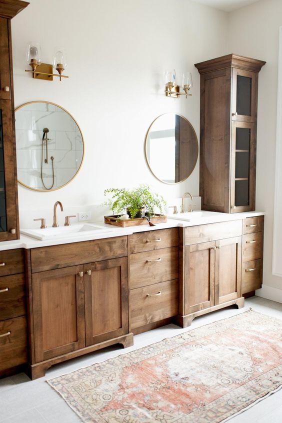 Vintage​ fixtures create⁣ timeless charm in farmhouse bathrooms