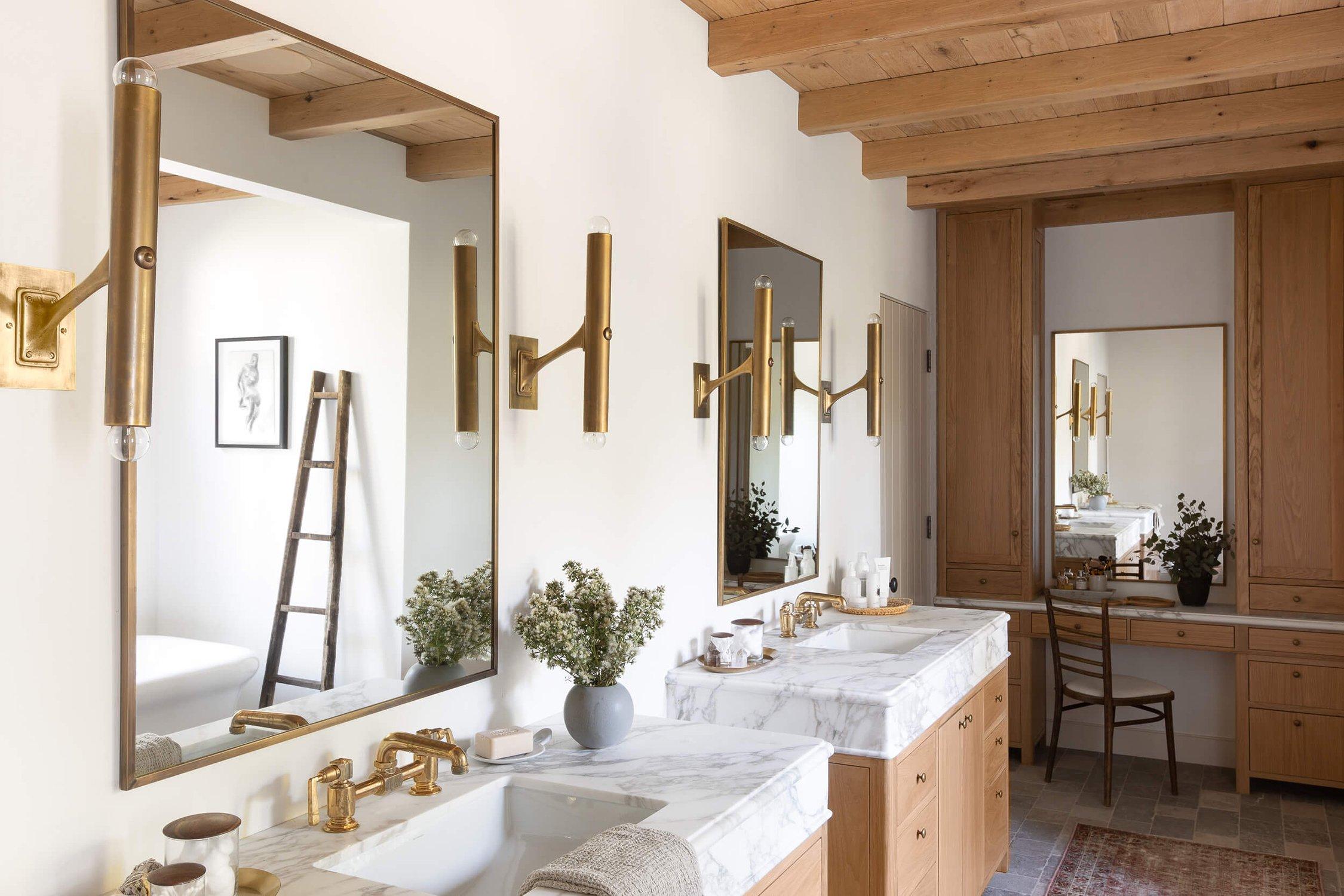 Create a cozy⁤ reading⁤ nook in spacious farmhouse bathrooms