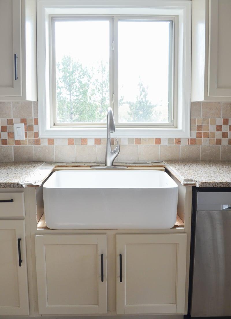 Install​ a ‍farmhouse ⁤sink for practicality in farmhouse ⁤bathrooms