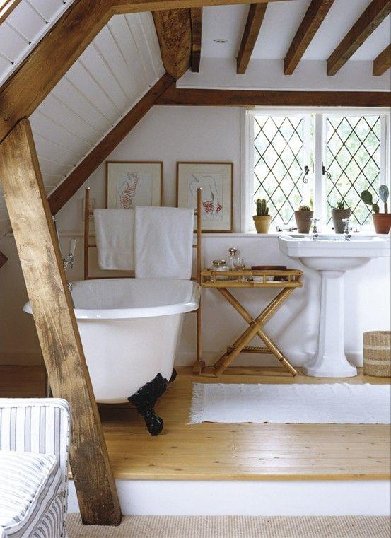 Rustic ⁢wooden beams for a cozy farmhouse bathroom feel