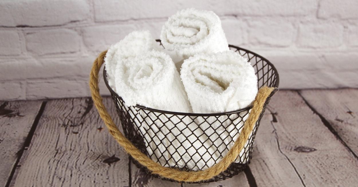 Display rolled​ towels in ‍rustic baskets for a farmhouse bathrooms appeal