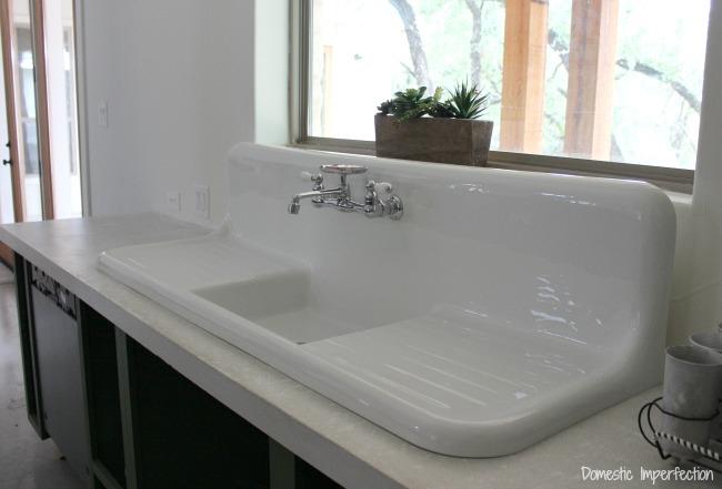 Vintage sinks​ add character⁢ to farmhouse bathrooms