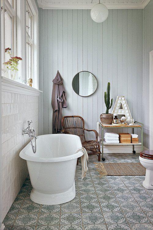 Use a freestanding tub for a‍ luxurious farmhouse⁣ bathrooms ​feel