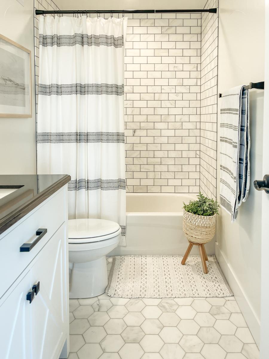 Thoughtful details ⁢make⁣ farmhouse bathrooms feel like home