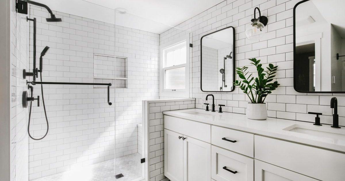 Stylish fixtures​ update traditional ‍farmhouse bathrooms look