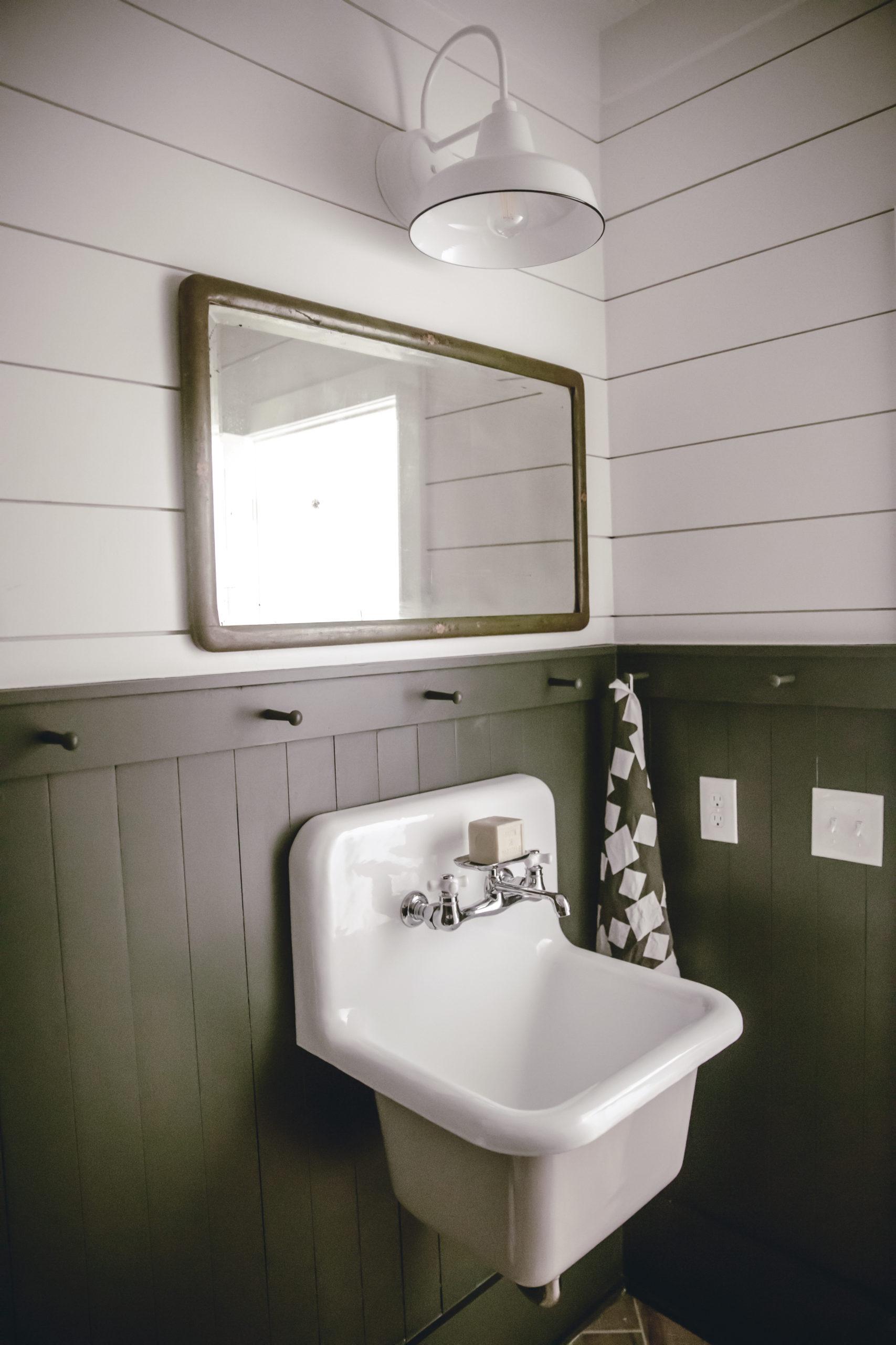 Farmhouse bathrooms showcase ornate plumbing fixtures​ with vintage flair