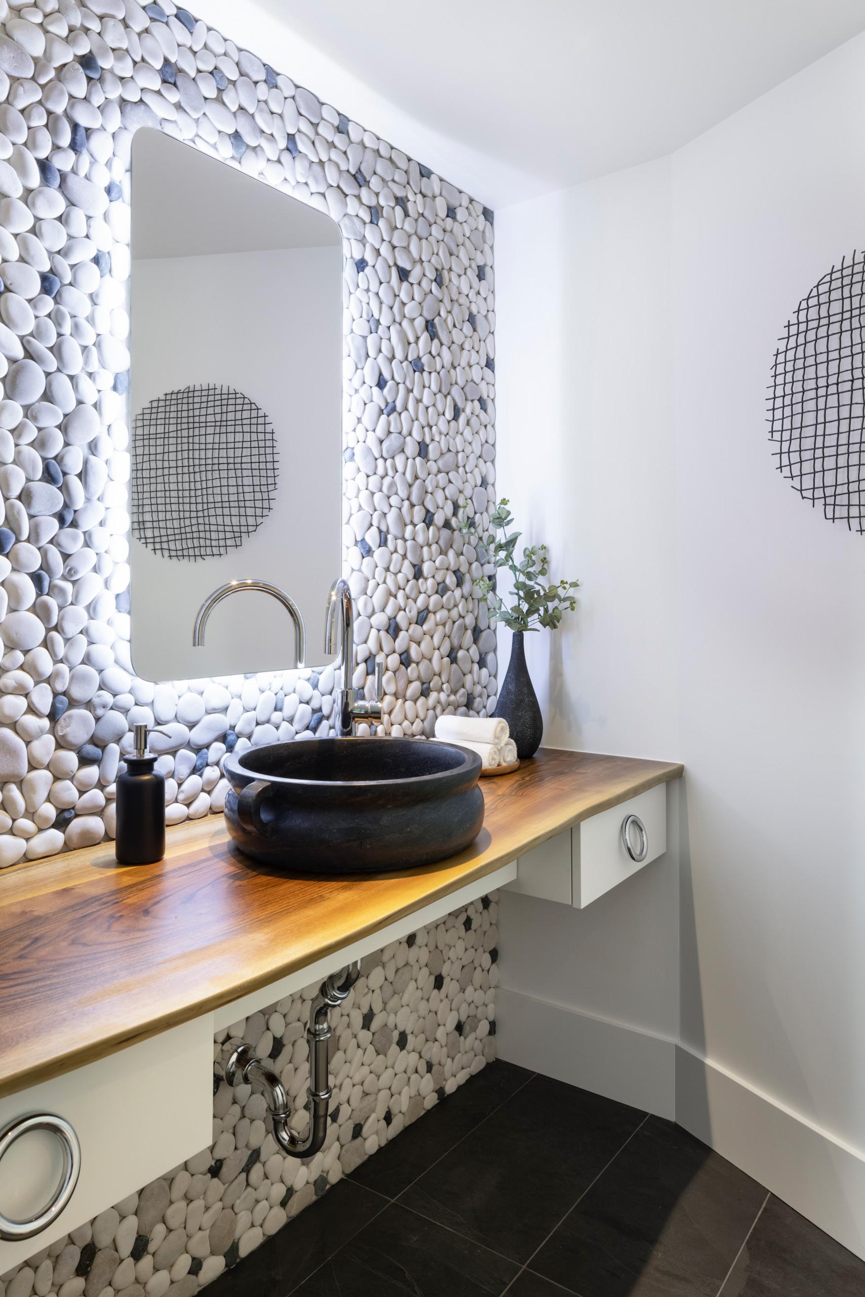 Natural‍ elements like⁢ pebbles create a serene ‍vibe in⁣ your eclectic ‍bathroom