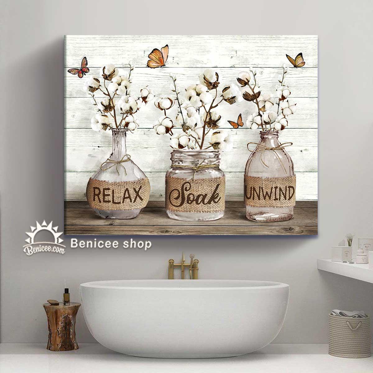 Personalized wall art⁤ reflects your style in farmhouse bathrooms