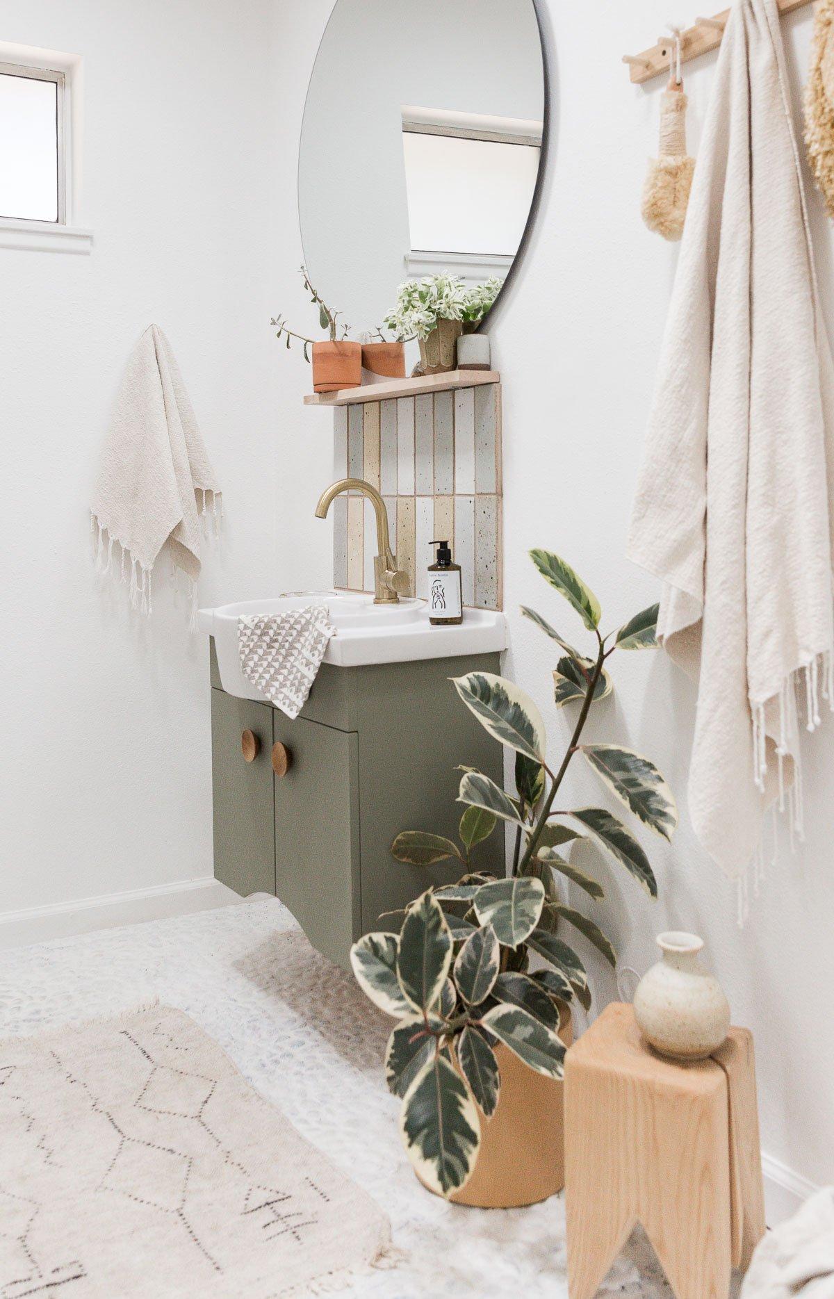 Budget-friendly swaps to transform any eclectic ⁢bathroom space