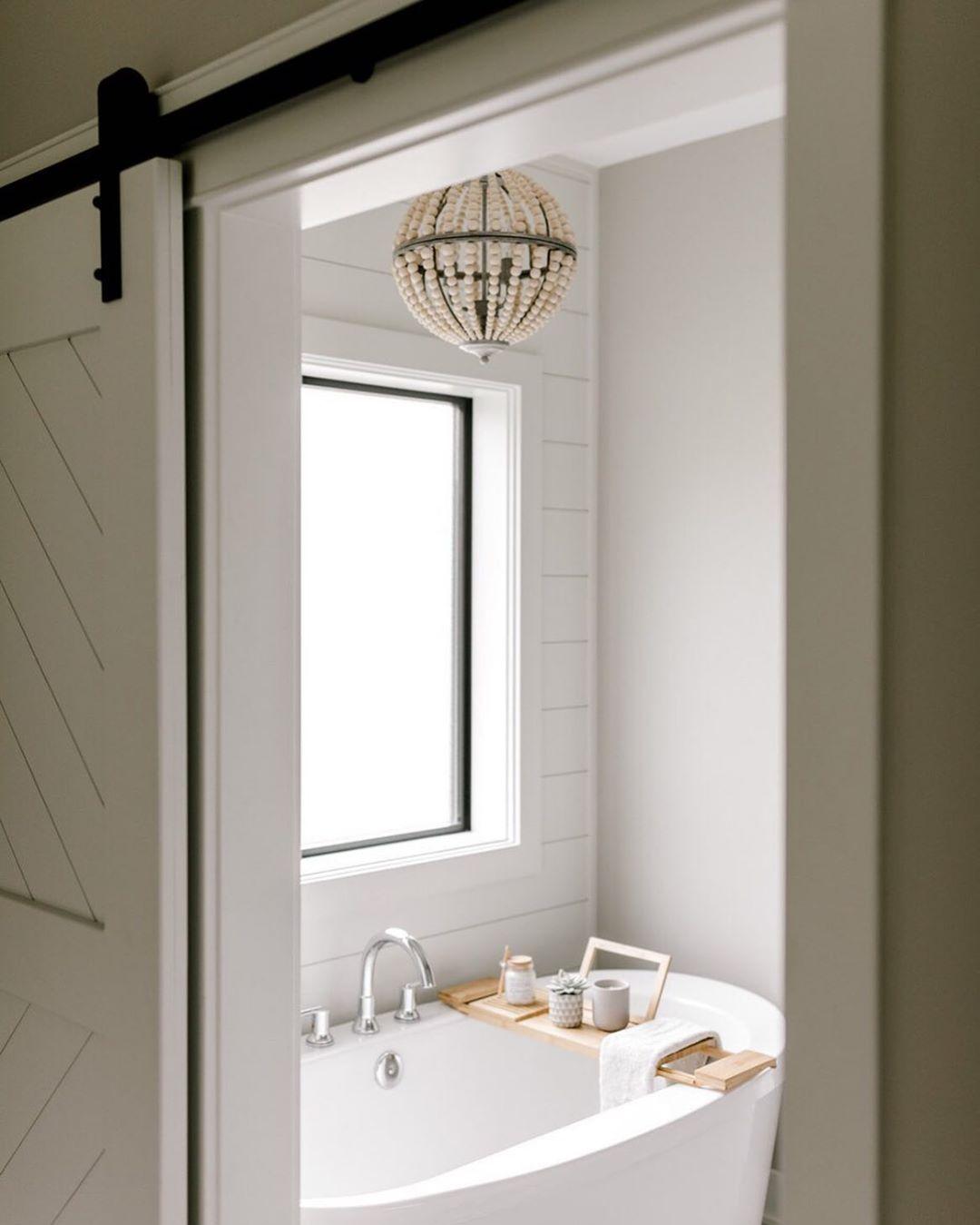 Large windows invite⁢ natural light into farmhouse bathrooms