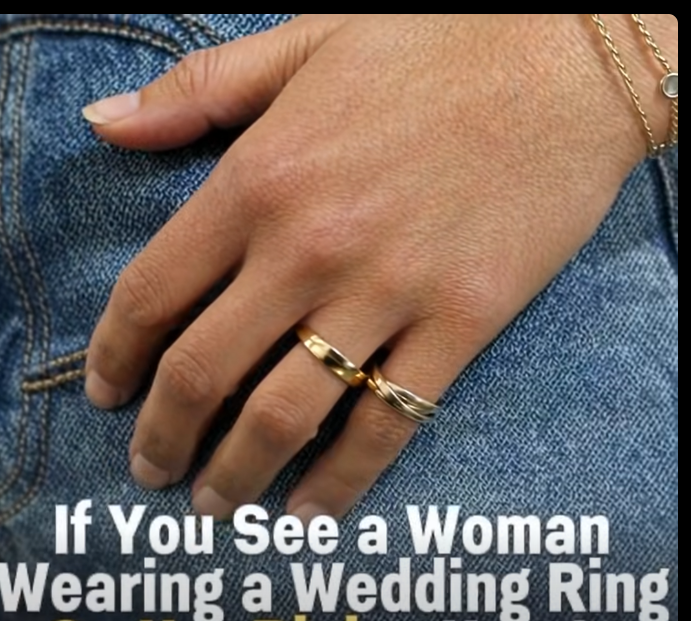 The Woman Who Wore Her Wedding Ring on Her Pinky — and the Beautiful Meaning Behind It