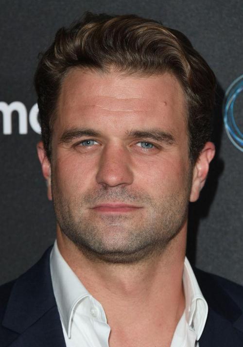 Milo Gibson: The Quiet Rising Star Who Mirrors His Father’s Legacy