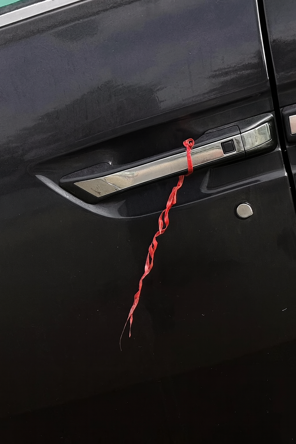 Why Drivers Are Talking About Strings on Car Door Handles — And What It Might Mean