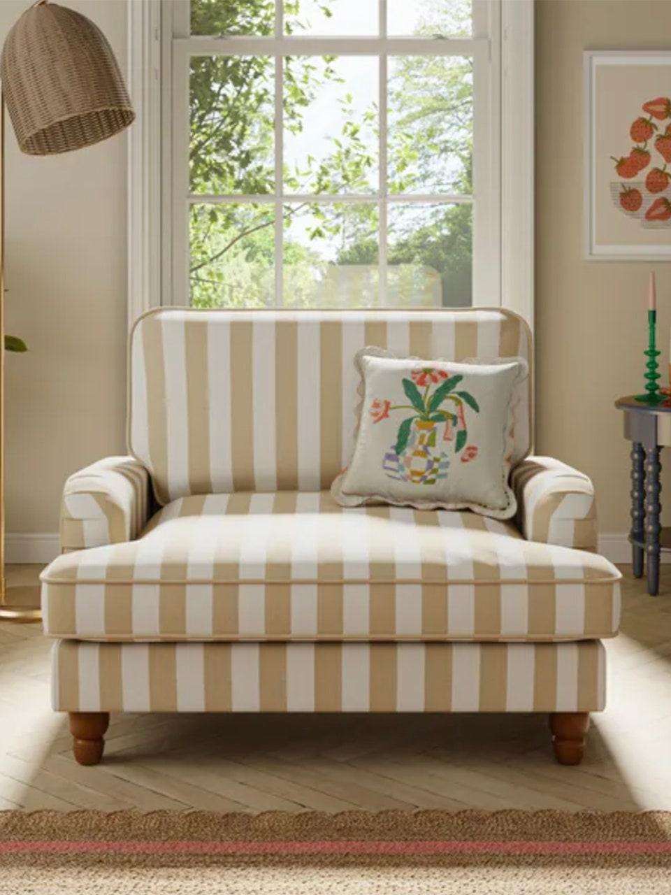 Create a cozy reading ‍nook⁣ in your living room with a chic armchair