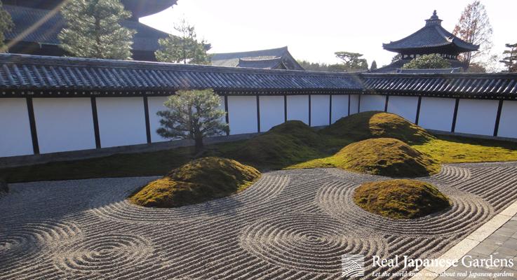 Use sand: Raked sand patterns symbolize waves and tranquility in your ⁣Zen Garden