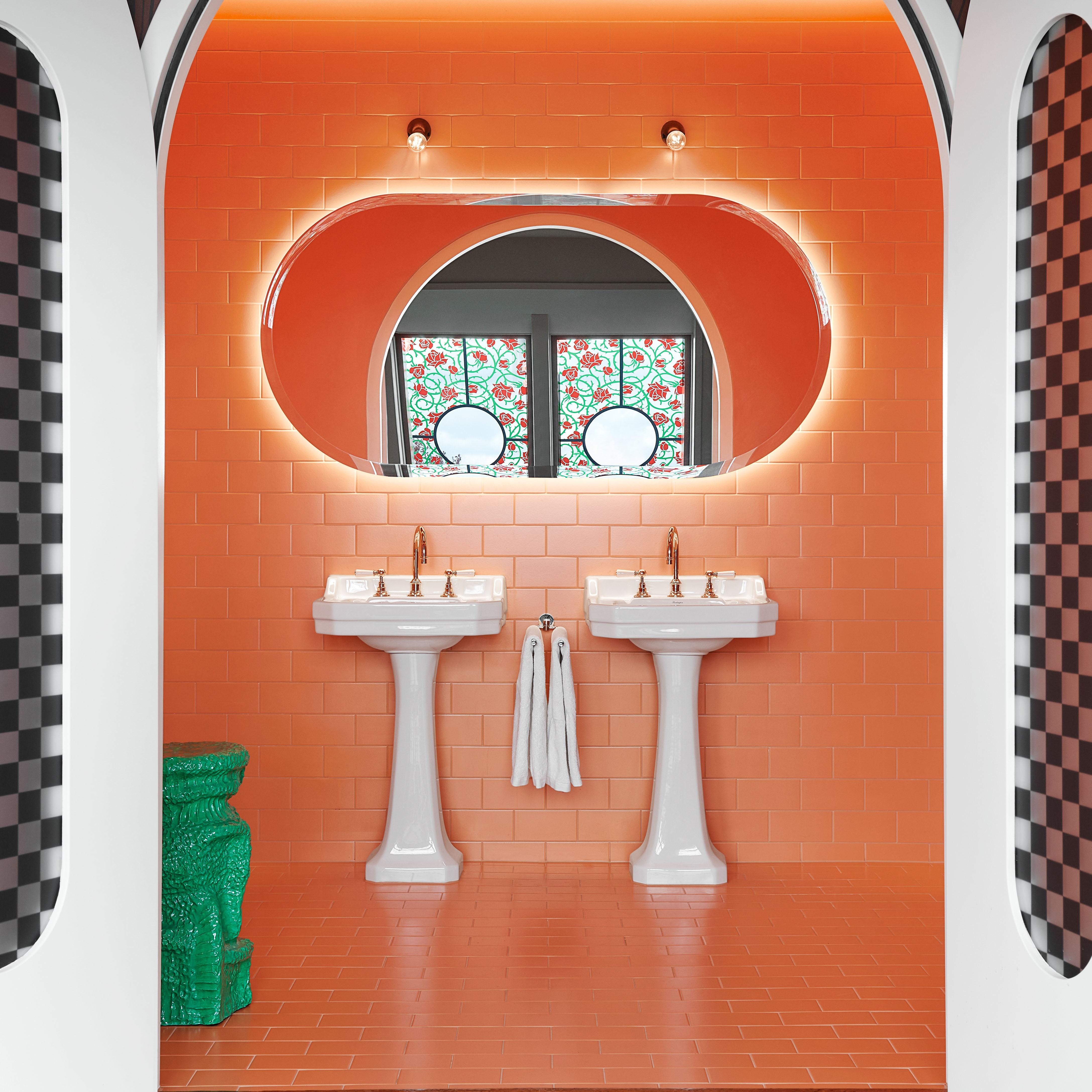 Use a vibrant color palette to energize your⁢ eclectic bathroom