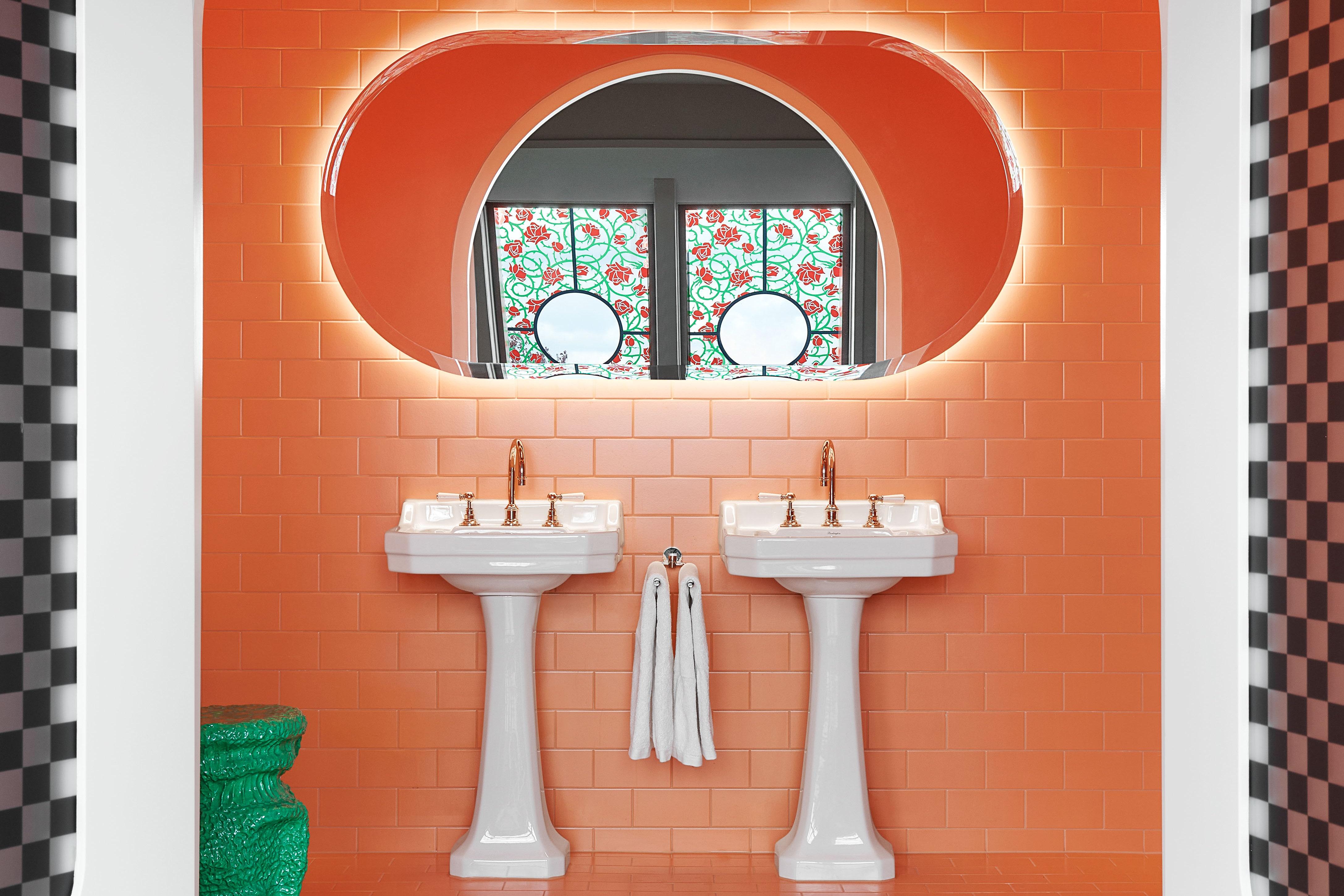 Colorful accents energize neutral⁤ farmhouse bathrooms