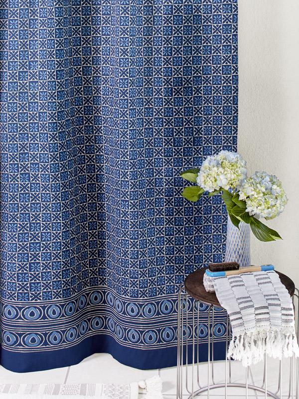 Create a ⁢unique shower curtain using fabric swatches in your eclectic bathroom