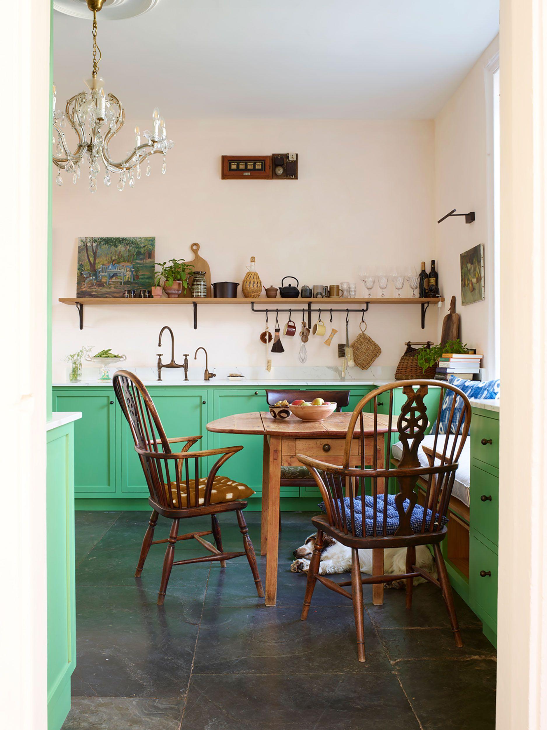 Choose a bold paint color ⁢to‍ add character to your Eat-In⁢ Kitchen